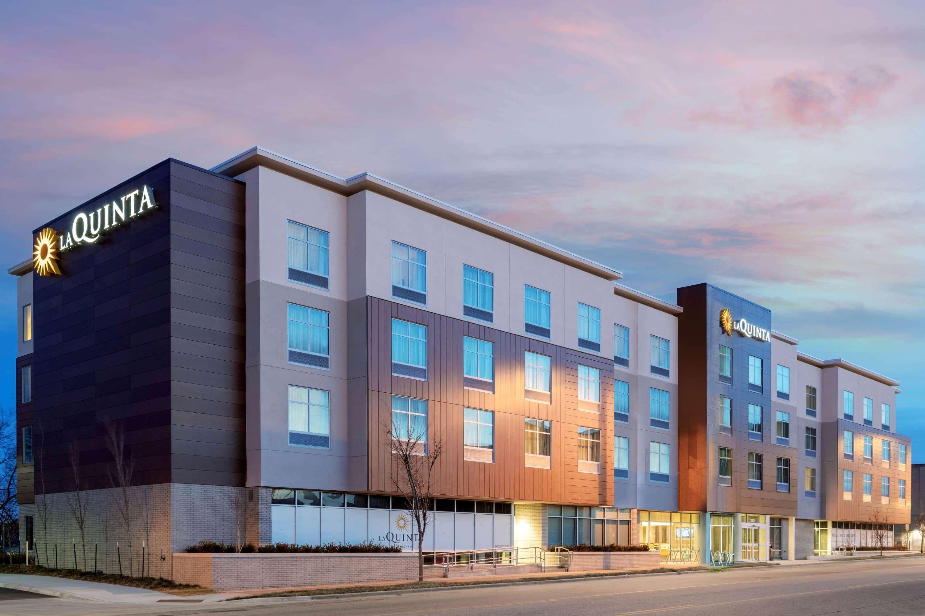 La Quinta Inn & Suites By Wyndham Kansas City Beacon Hill Exteriör bild