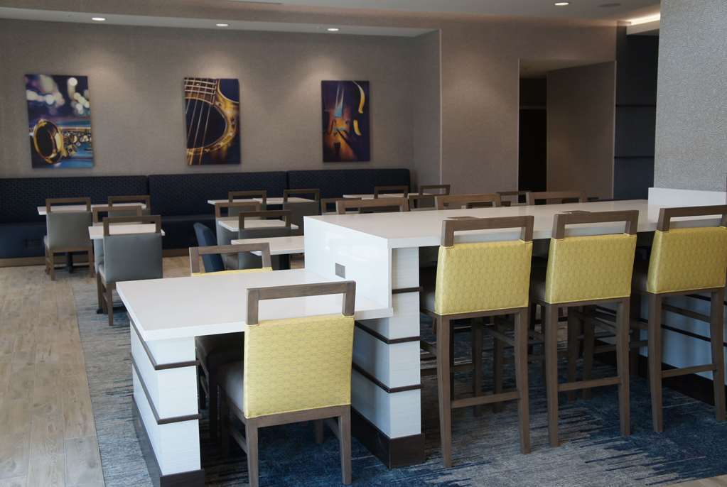 La Quinta Inn & Suites By Wyndham Kansas City Beacon Hill Restaurang bild