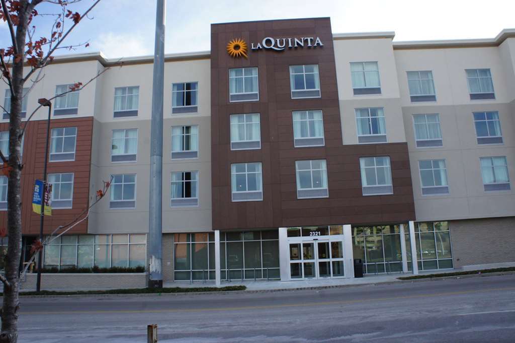 La Quinta Inn & Suites By Wyndham Kansas City Beacon Hill Exteriör bild